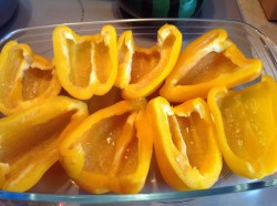 Фаршированный перец половинками в духовке - шаг 1