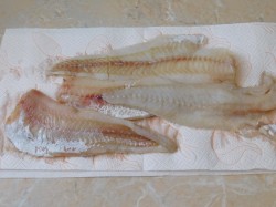 Филе минтая в кляре и сухарях на сковороде - шаг 1