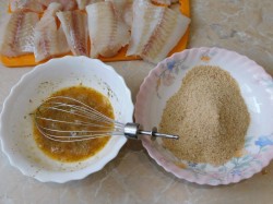 Филе минтая в кляре и сухарях на сковороде - шаг 3