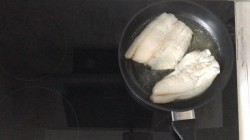 Филе трески на сковороде жареное - шаг 4