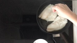 Филе трески на сковороде жареное - шаг 5