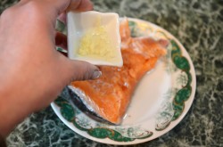 Форель на мангале на решетке - шаг 5 Форель на мангале на решетке - шаг 5