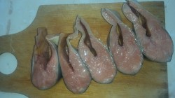 Горбуша с капустой и картошкой в духовке - шаг 2