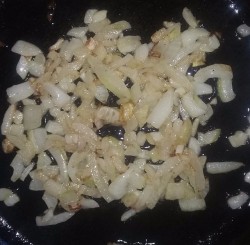 Горбуша с капустой и картошкой в духовке - шаг 4