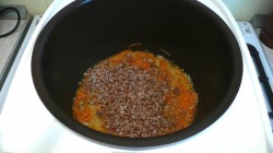 Гречка с тушенкой в мультиварке - шаг 7 Гречка с тушенкой в мультиварке - шаг 7