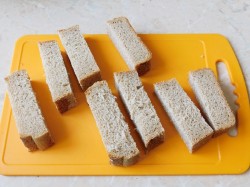 Гренки из хлеба в духовке с чесноком - шаг 1