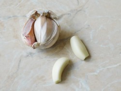 Гренки из хлеба в духовке с чесноком - шаг 2