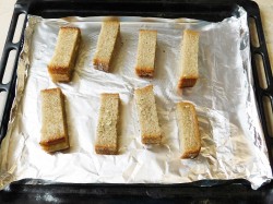 Гренки из хлеба в духовке с чесноком - шаг 6