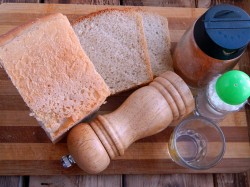 Гренки из хлеба с черным перцем и базиликом в духовке - шаг 1 Гренки из хлеба с черным перцем и базиликом в духовке - шаг 1