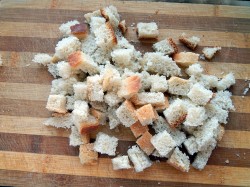 Гренки из хлеба с черным перцем и базиликом в духовке - шаг 2 Гренки из хлеба с черным перцем и базиликом в духовке - шаг 2