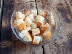 Гренки из хлеба с черным перцем и базиликом в духовке - шаг 4 Гренки из хлеба с черным перцем и базиликом в духовке - шаг 4