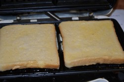 Гренки из хлеба в вафельнице - шаг 5