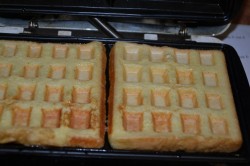 Гренки из хлеба в вафельнице - шаг 6