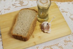 Гренки с чесноком в духовке - шаг 1 Гренки с чесноком в духовке - шаг 1