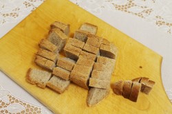 Гренки с чесноком в духовке - шаг 2 Гренки с чесноком в духовке - шаг 2
