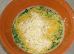 Гренки с сыром и яйцом на сковороде - шаг 6