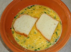 Гренки с сыром и яйцом на сковороде - шаг 7