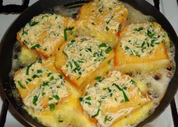 Гренки с сыром и яйцом на сковороде - шаг 8