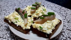 Гренки с яйцом и сельдью - шаг 3 Гренки с яйцом и сельдью - шаг 3