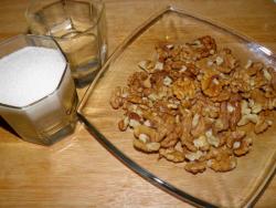 Грецкие орехи в сахаре - шаг 1