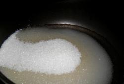 Грецкие орехи в сахаре - шаг 3