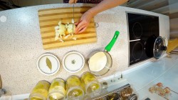 Сырный соус на молоке с луком - шаг 1 Сырный соус на молоке с луком - шаг 1