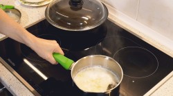 Сырный соус на молоке с луком - шаг 2 Сырный соус на молоке с луком - шаг 2