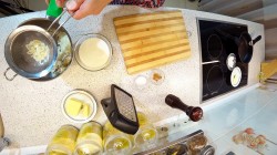 Сырный соус на молоке с луком - шаг 3 Сырный соус на молоке с луком - шаг 3