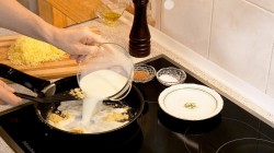 Сырный соус на молоке с луком - шаг 6 Сырный соус на молоке с луком - шаг 6