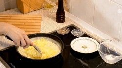 Сырный соус на молоке с луком - шаг 9 Сырный соус на молоке с луком - шаг 9