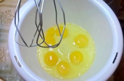 Торт с маком орехами изюмом шоколадный бисквит - шаг 2 Торт с маком орехами изюмом шоколадный бисквит - шаг 2