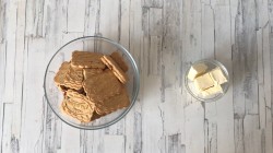 Йогуртовый фисташковый торт с жимолостью - шаг 1 Йогуртовый фисташковый торт с жимолостью - шаг 1