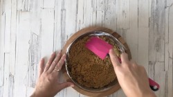 Йогуртовый фисташковый торт с жимолостью - шаг 4 Йогуртовый фисташковый торт с жимолостью - шаг 4