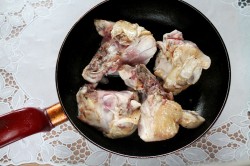 Жареная курица с чесноком на сковороде в сметане - шаг 3 Жареная курица с чесноком на сковороде в сметане - шаг 3