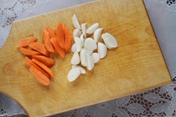 Жареная курица с чесноком на сковороде в сметане - шаг 5 Жареная курица с чесноком на сковороде в сметане - шаг 5