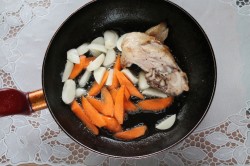 Жареная курица с чесноком на сковороде в сметане - шаг 6 Жареная курица с чесноком на сковороде в сметане - шаг 6