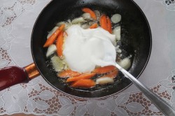 Жареная курица с чесноком на сковороде в сметане - шаг 7 Жареная курица с чесноком на сковороде в сметане - шаг 7