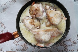 Жареная курица с чесноком на сковороде в сметане - шаг 9 Жареная курица с чесноком на сковороде в сметане - шаг 9