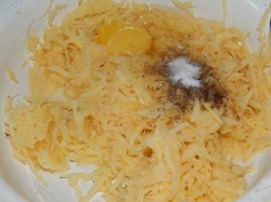 Драники картофельные на сковороде - шаг 2