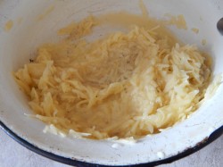 Драники картофельные на сковороде - шаг 3