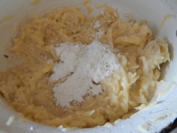 Драники картофельные на сковороде - шаг 4