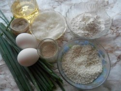 Жареные дрожжевые пирожки с рисом яйцом и луком - шаг 1