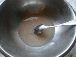 Жареные дрожжевые пирожки с рисом яйцом и луком - шаг 2