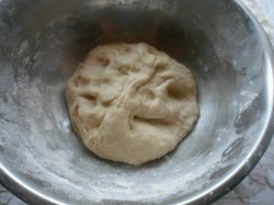 Жареные дрожжевые пирожки с рисом яйцом и луком - шаг 3