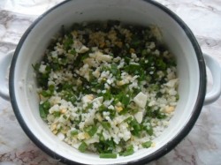 Жареные дрожжевые пирожки с рисом яйцом и луком - шаг 4