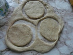 Жареные дрожжевые пирожки с рисом яйцом и луком - шаг 5