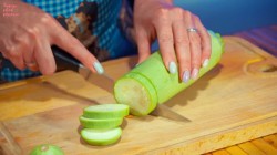 Жареные кабачки с чесноком и зеленью - шаг 2