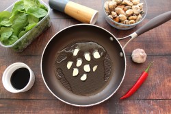 Жареные мидии на чесночном масле в соевом соусе - шаг 2