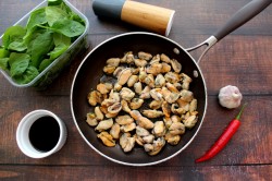 Жареные мидии на чесночном масле в соевом соусе - шаг 3