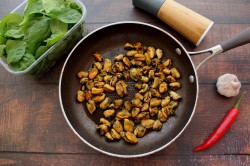 Жареные мидии на чесночном масле в соевом соусе - шаг 4